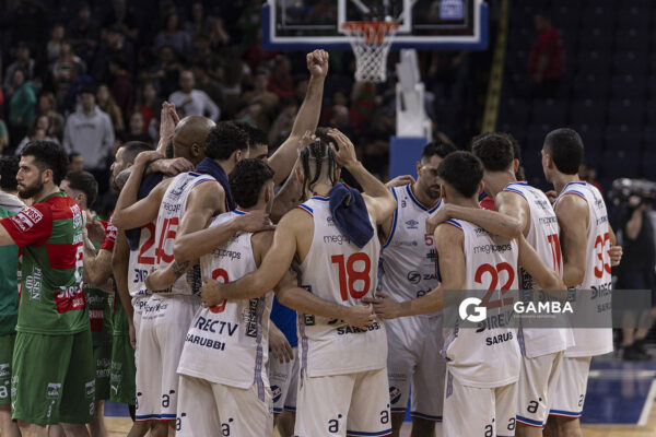 Jugadores de Nacional al término del partido. Liga Uruguaya de Básquetbol. Antel Arena.