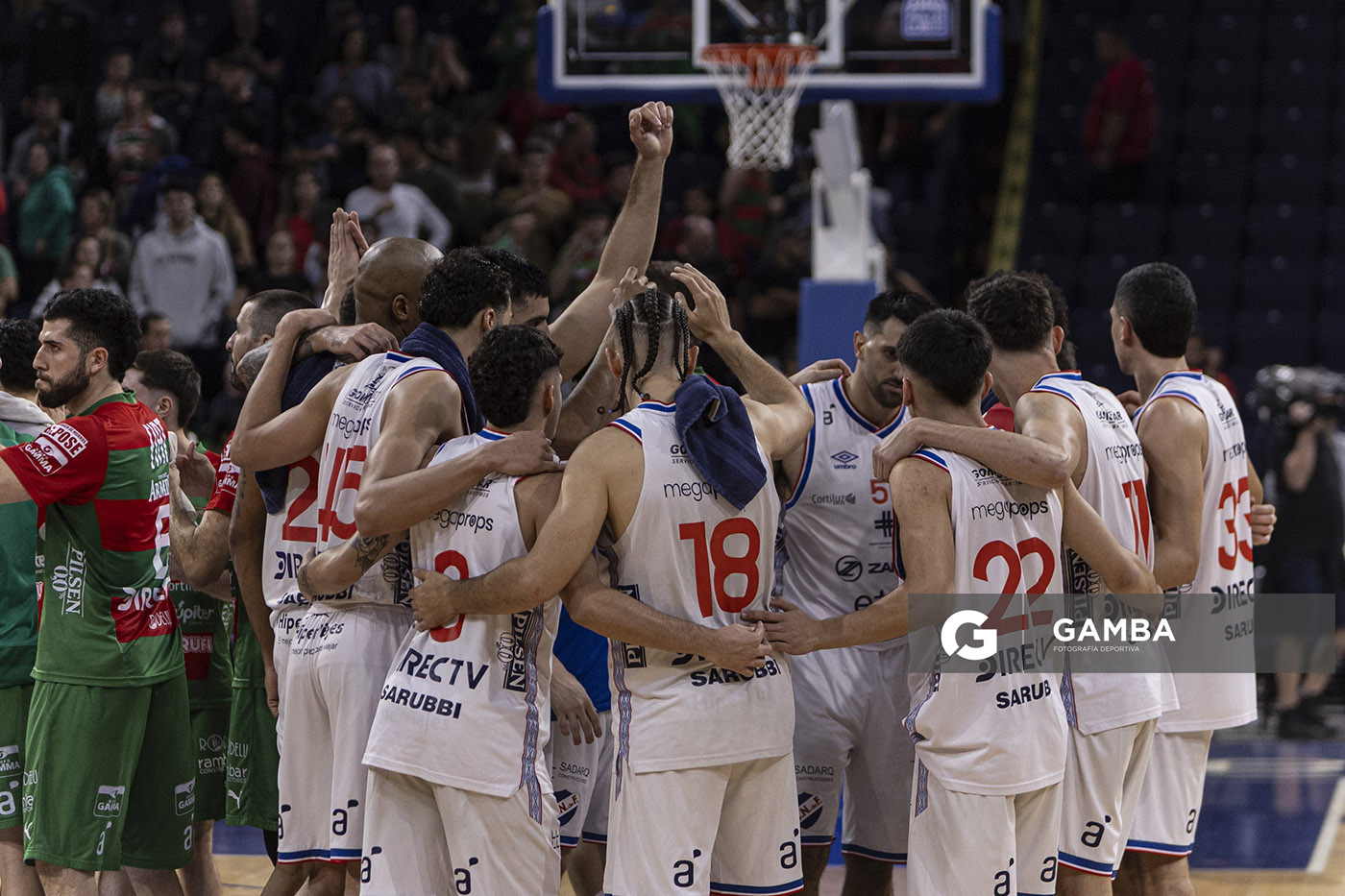 Jugadores de Nacional al término del partido. Liga Uruguaya de Básquetbol. Antel Arena.