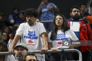 Hinchas de Nacional reclaman por los Desaparecidos. Liga Uruguaya de Básquetbol. Antel Arena.