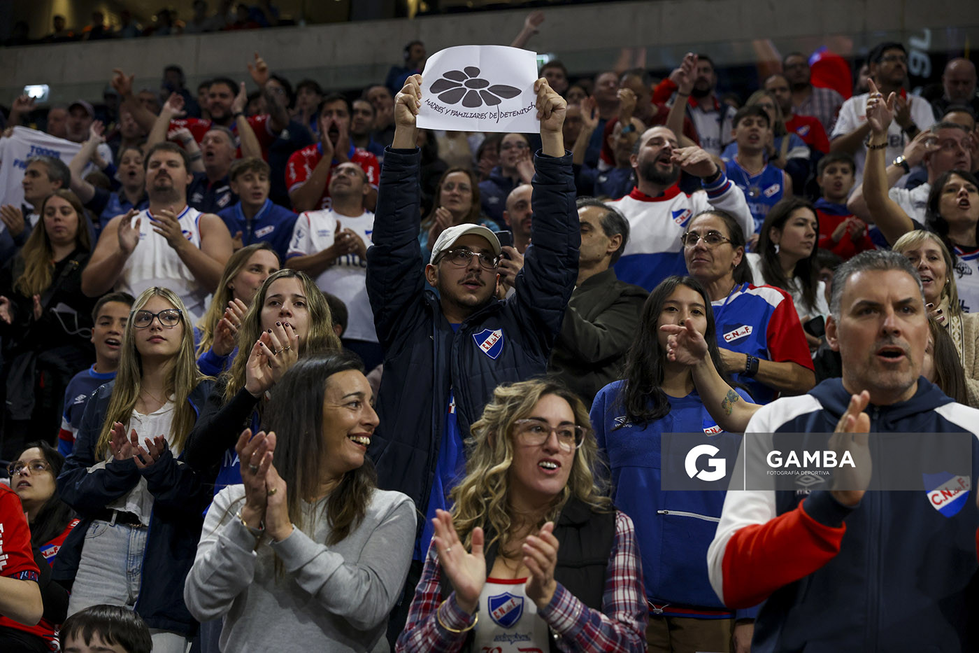 Hinchas de Nacional reclaman por los Desaparecidos. Liga Uruguaya de Básquetbol. Antel Arena.