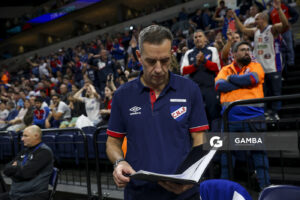 Álvaro Ponce, director técnico de Nacional. Liga Uruguaya de Básquetbol. Antel Arena.