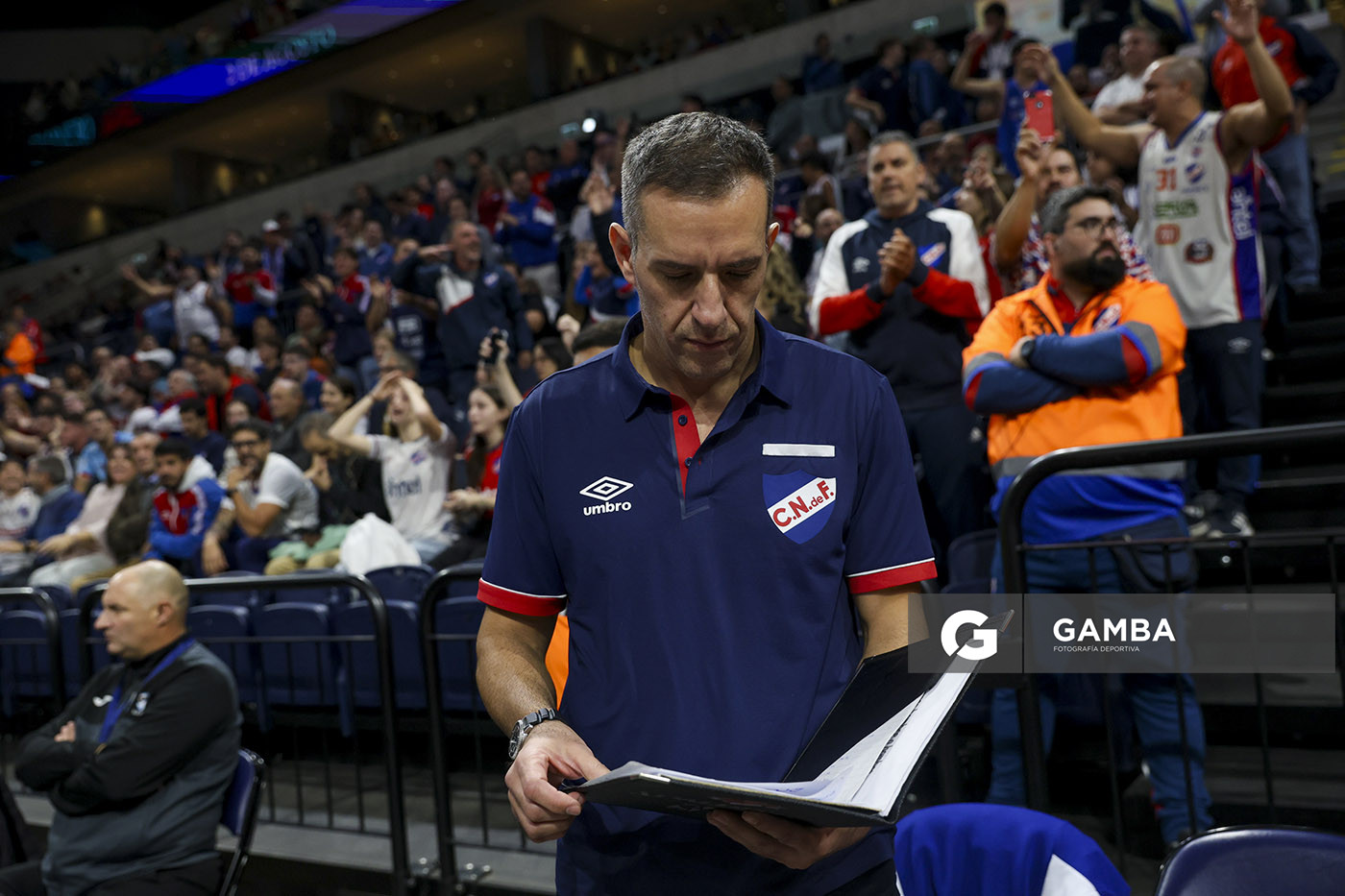 Álvaro Ponce, director técnico de Nacional. Liga Uruguaya de Básquetbol. Antel Arena.