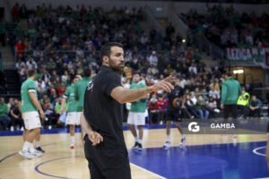 Germán Cortizas, director técnico de Aguada. Liga Uruguaya de Básquetbol. Antel Arena.
