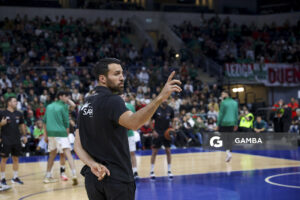 Germán Cortizas, director técnico de Aguada. Liga Uruguaya de Básquetbol. Antel Arena.