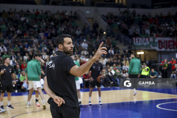 Germán Cortizas, director técnico de Aguada. Liga Uruguaya de Básquetbol. Antel Arena.