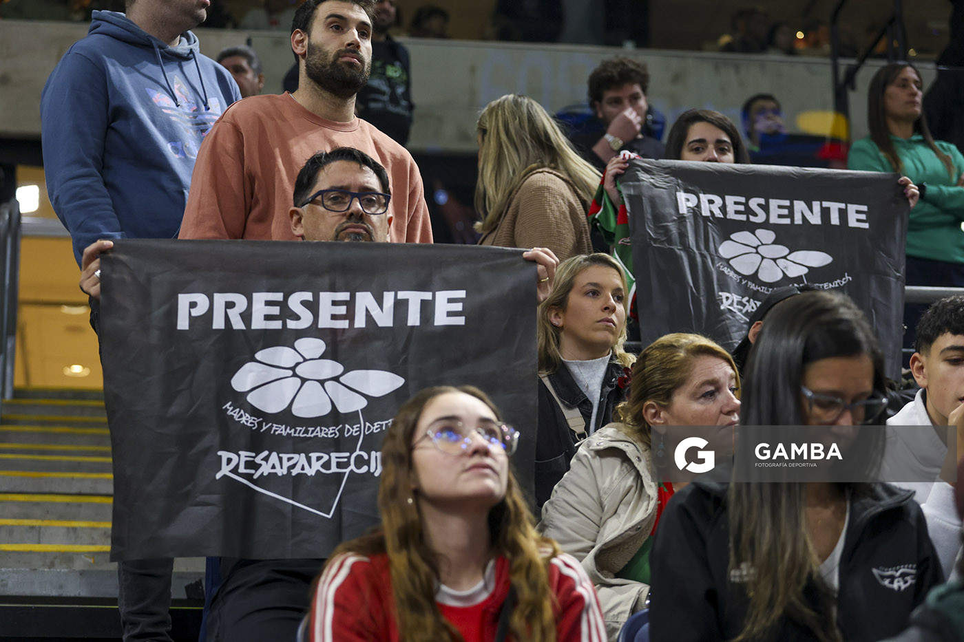 Hinchas de Aguada reclaman por los Desaparecidos. Liga Uruguaya de Básquetbol. Antel Arena.