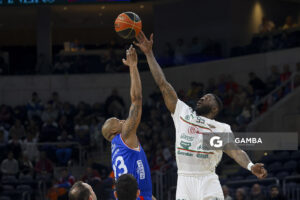 Ernesto Oglivie, de Nacional. Jamil Wilson, de Aguada. Liga Uruguaya de Básquetbol. Antel Arena.