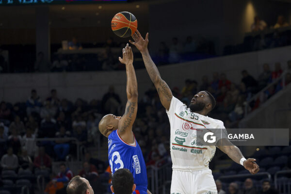 Ernesto Oglivie, de Nacional. Jamil Wilson, de Aguada. Liga Uruguaya de Básquetbol. Antel Arena.