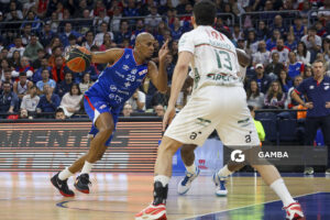 Ernesto Oglivie, de Nacional. Liga Uruguaya de Básquetbol. Antel Arena.