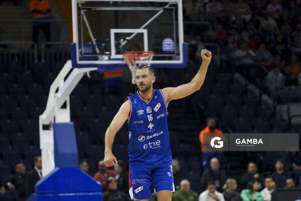 Gastón Semiglia, de Nacional. Liga Uruguaya de Básquetbol. Antel Arena.