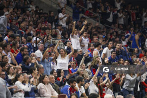 Hinchas de Nacional. Liga Uruguaya de Básquetbol. Antel Arena.