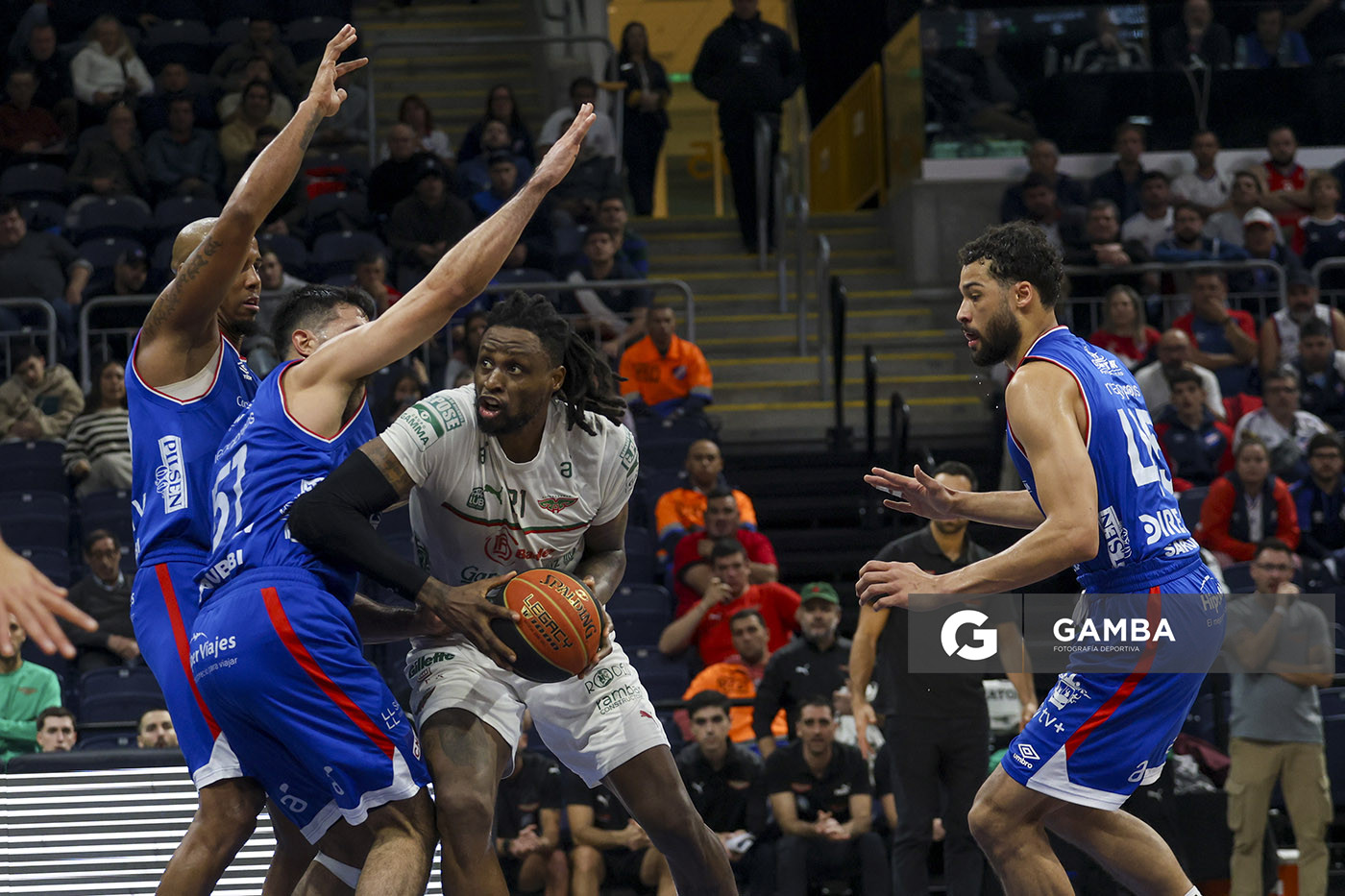 Frank Hassell, de Aguada. Liga Uruguaya de Básquetbol. Antel Arena.
