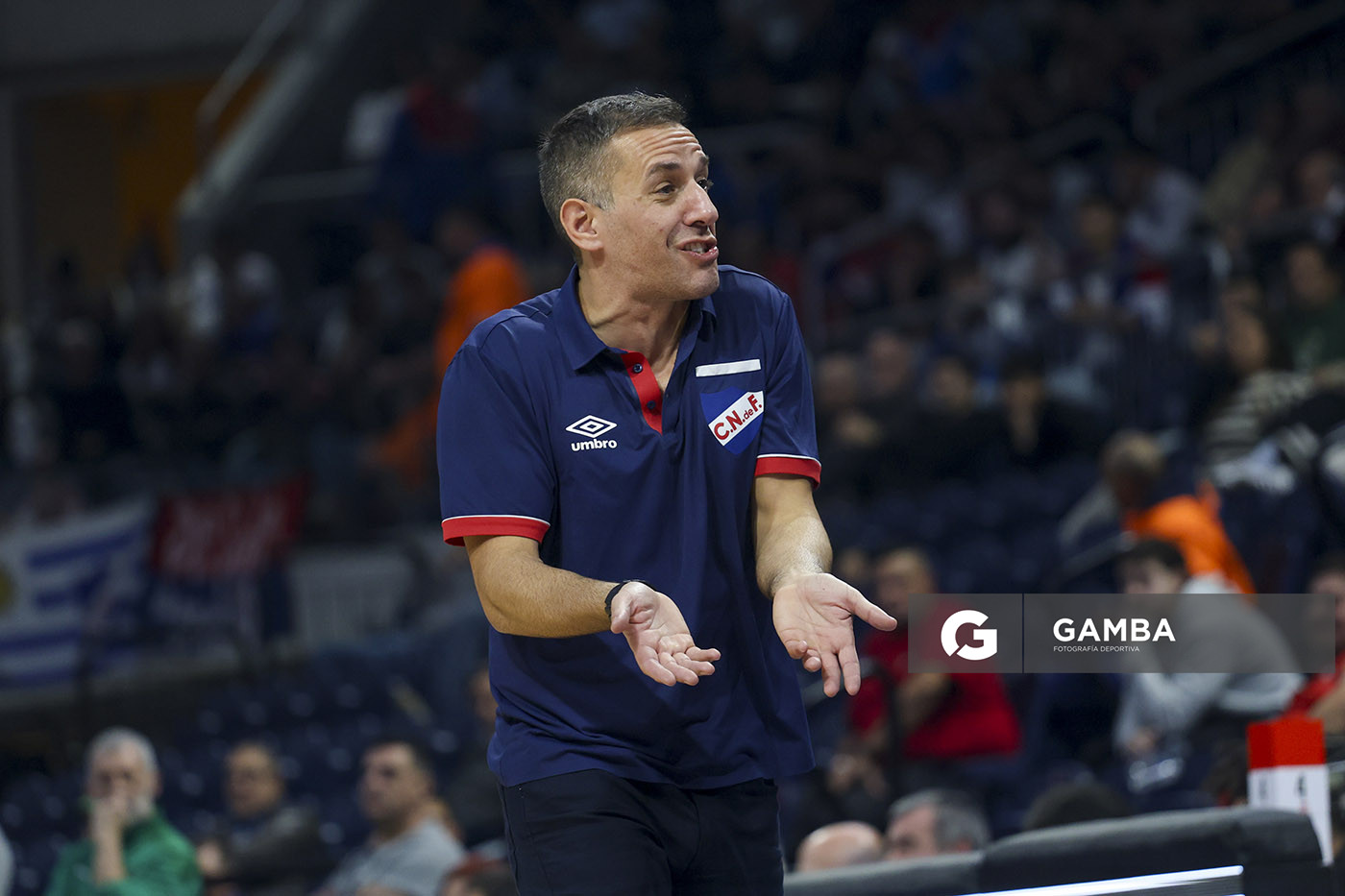 Álvaro Ponce, director técnico de Nacional. Liga Uruguaya de Básquetbol. Antel Arena.