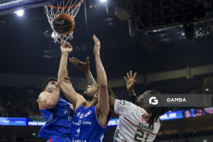 Gianfranco Espíndola y Joao Pereira, de Nacional. Liga Uruguaya de Básquetbol. Antel Arena.