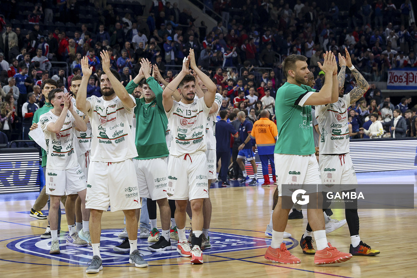 Equipo de Aguada al término del partido. Liga Uruguaya de Básquetbol. Antel Arena.