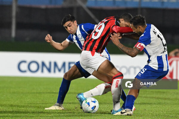 Janderson, de Vitoria. Copa Conmebol Sudamericana. Estadio Centenario.