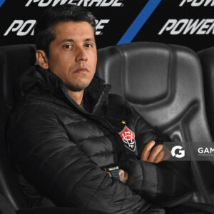 Thiago Carpini Barbosa, director técnico de Vitoria. Copa Conmebol Sudamericana. Estadio Centenario.