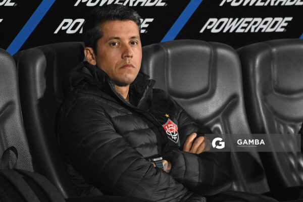 Thiago Carpini Barbosa, director técnico de Vitoria. Copa Conmebol Sudamericana. Estadio Centenario.