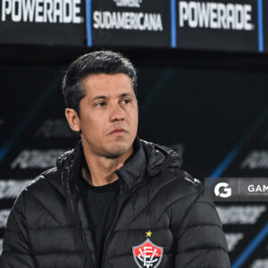 Thiago Carpini Barbosa, director técnico de Vitoria. Copa Conmebol Sudamericana. Estadio Centenario.