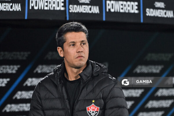 Thiago Carpini Barbosa, director técnico de Vitoria. Copa Conmebol Sudamericana. Estadio Centenario.