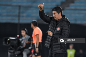 Thiago Carpini Barbosa, director técnico de Vitoria. Copa Conmebol Sudamericana. Estadio Centenario.