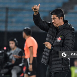 Thiago Carpini Barbosa, director técnico de Vitoria. Copa Conmebol Sudamericana. Estadio Centenario.