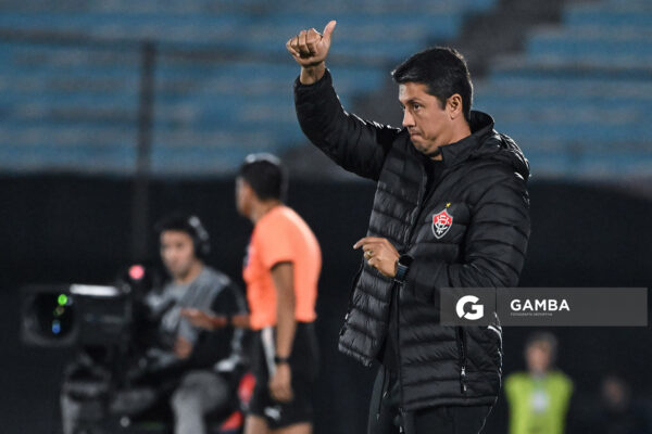Thiago Carpini Barbosa, director técnico de Vitoria. Copa Conmebol Sudamericana. Estadio Centenario.