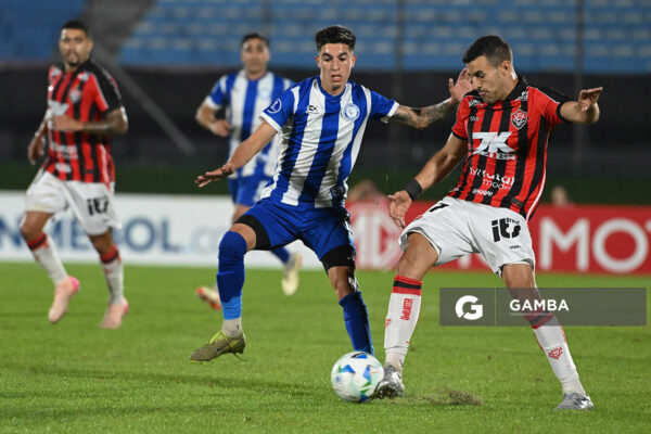 Raúl Cáceres, de Vitoria. Copa Conmebol Sudamericana. Estadio Centenario.