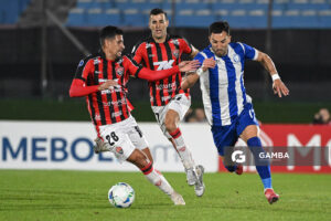 Ricardo, de Vitoria. Facundo Peraza, de Cerro Largo. Copa Conmebol Sudamericana. Estadio Centenario.