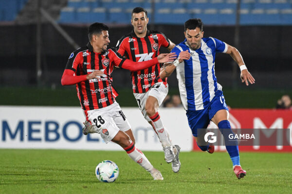 Ricardo, de Vitoria. Facundo Peraza, de Cerro Largo. Copa Conmebol Sudamericana. Estadio Centenario.