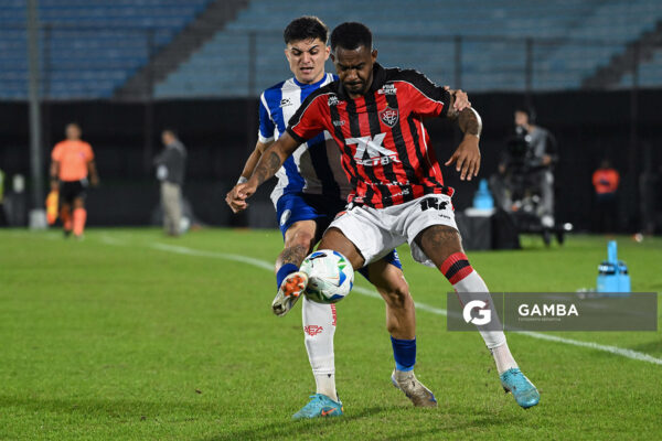 Edu, de Vitoria. Copa Conmebol Sudamericana. Estadio Centenario.