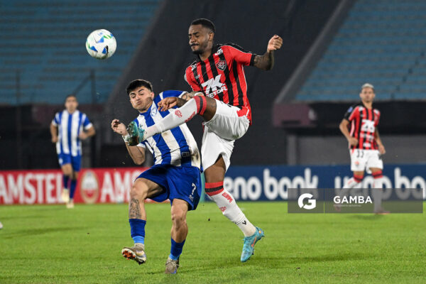 Edu, de Vitoria. Copa Conmebol Sudamericana. Estadio Centenario.