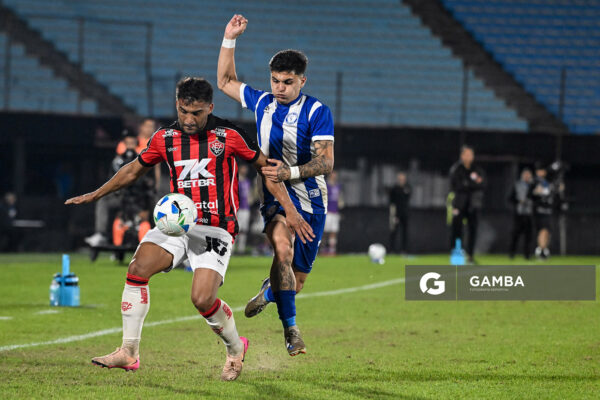 Ronald, de Vitoria. Copa Conmebol Sudamericana. Estadio Centenario.