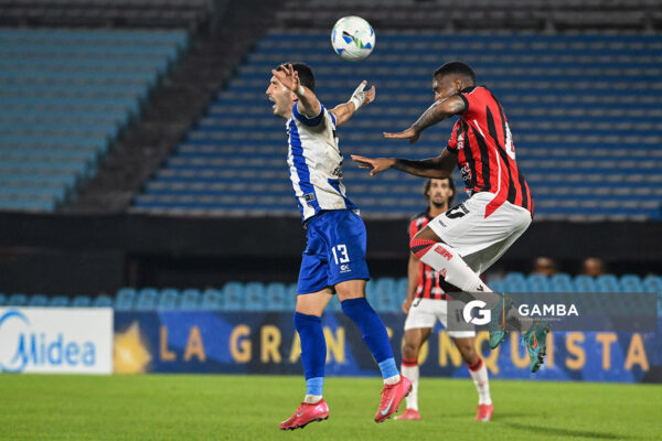 Facundo Peraza, de Cerro Largo. Copa Conmebol Sudamericana. Estadio Centenario.