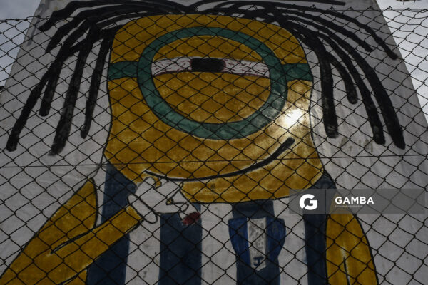 Bandera de hinchas de Cerro Largo. Torneo Apertura. Estadio Abraham Paladino.