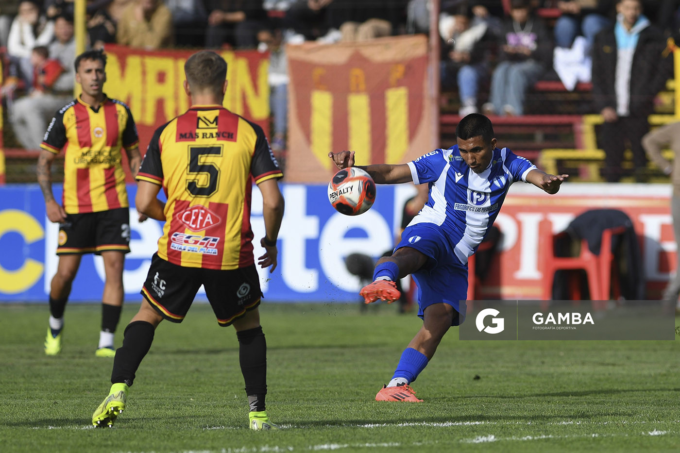 Bruno Larregui, de Juventud de Las Piedras. Torneo Apertura. Estadio Abraham Paladino.