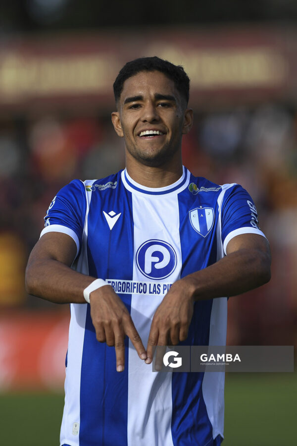Rodrigo Chagas, de Juventud de Las Piedras, Torneo Apertura. Estadio Abraham Paladino.