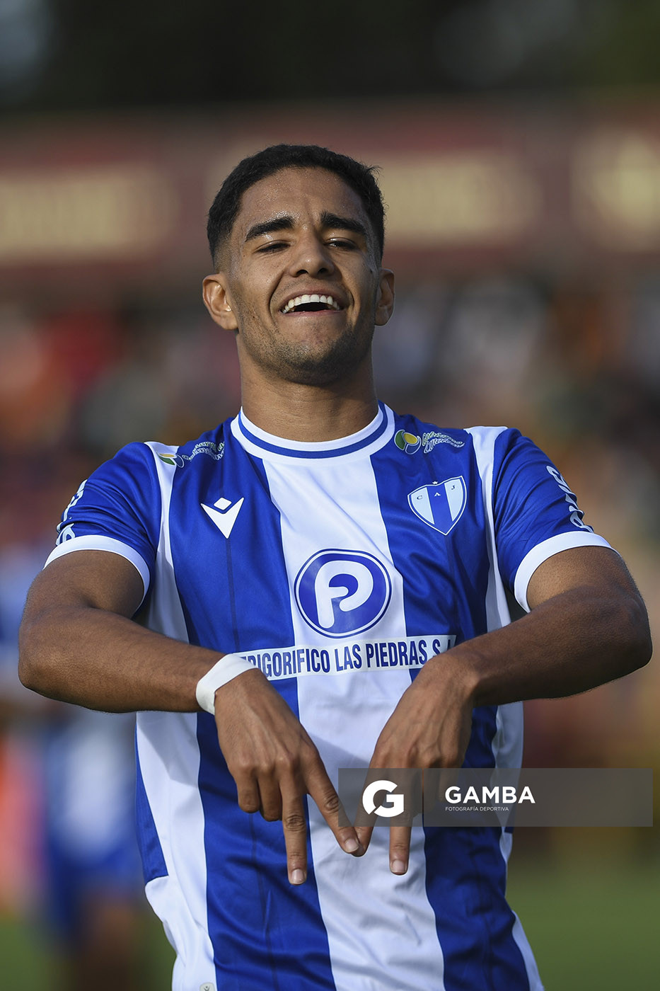 Rodrigo Chagas, de Juventud de Las Piedras, Torneo Apertura. Estadio Abraham Paladino.
