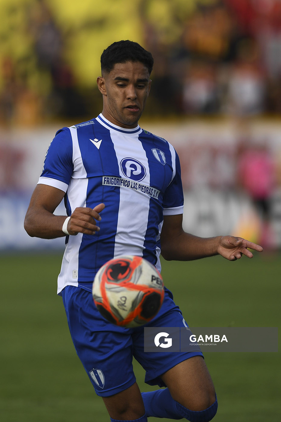 Rodrigo Chagas, de Juventud de Las Piedras, Torneo Apertura. Estadio Abraham Paladino.