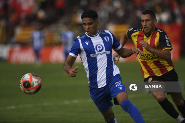 Rodrigo Chagas, de Juventud de Las Piedras, Torneo Apertura. Estadio Abraham Paladino.