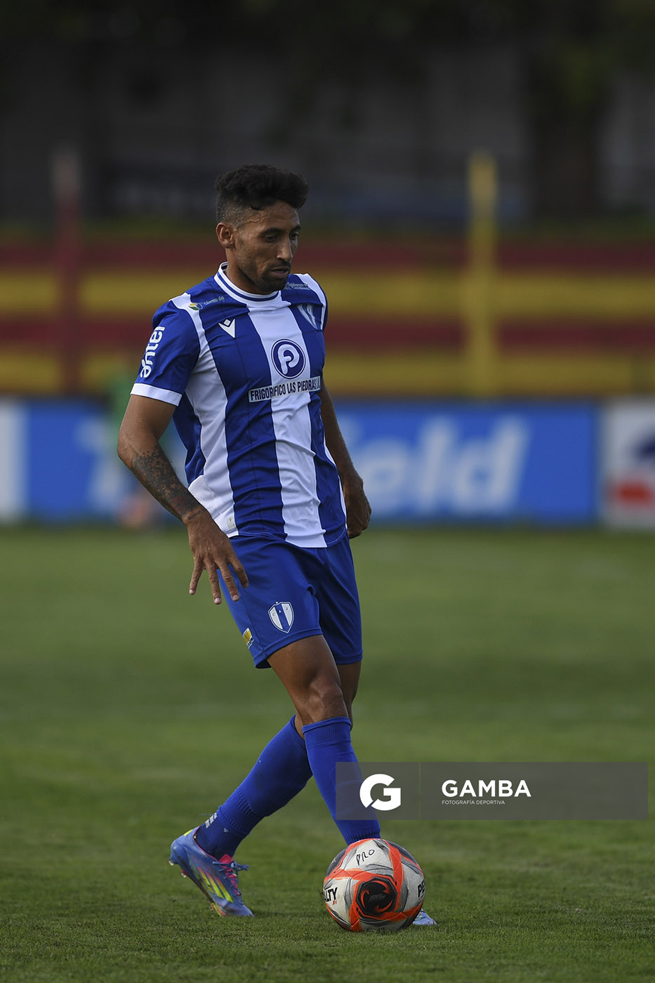 Jonathan Urretaviscaya, de Juventud de Las Piedras. Torneo Apertura. Estadio Abraham Paladino.