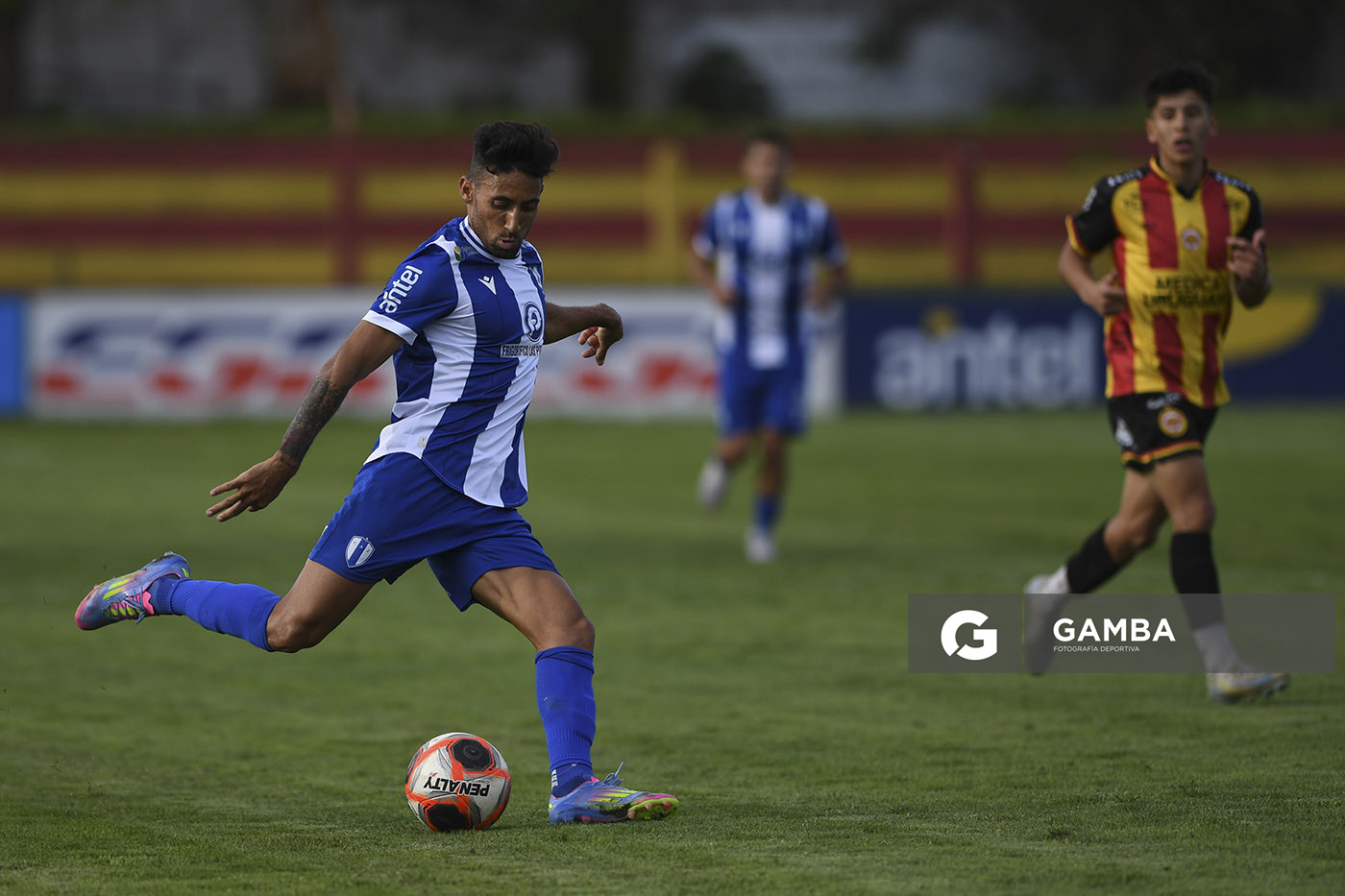 Jonathan Urretaviscaya, de Juventud de Las Piedras. Torneo Apertura. Estadio Abraham Paladino.