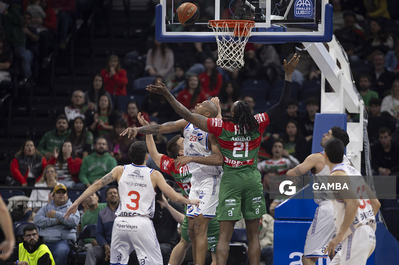 Ernesto Oglivie, de Nacional. Frank Hassell, de Aguada. Liga Uruguaya de Básquetbol. Antel Arena.