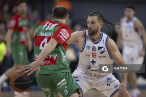 Santiago Vidal, de Aguada. Gastón Semiglia, de Nacional. Liga Uruguaya de Básquetbol. Antel Arena.