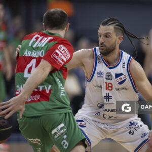 Santiago Vidal, de Aguada. Gastón Semiglia, de Nacional. Liga Uruguaya de Básquetbol. Antel Arena.