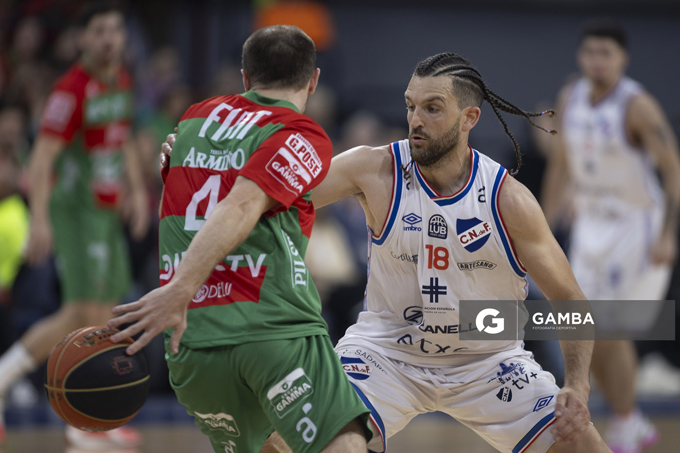 Santiago Vidal, de Aguada. Gastón Semiglia, de Nacional. Liga Uruguaya de Básquetbol. Antel Arena.