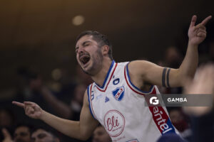 Hinchas de Nacional. Liga Uruguaya de Básquetbol. Antel Arena.
