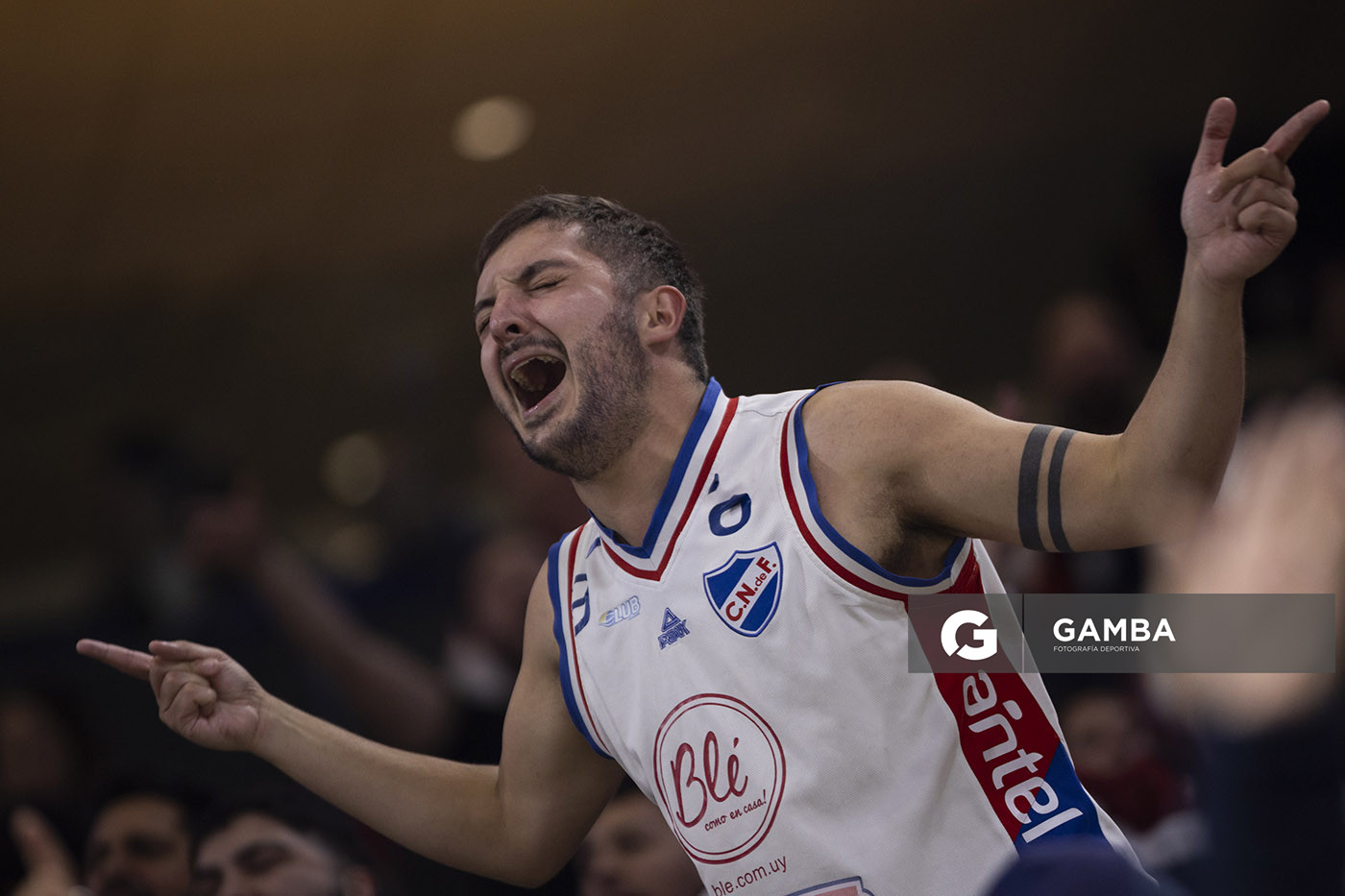 Hinchas de Nacional. Liga Uruguaya de Básquetbol. Antel Arena.