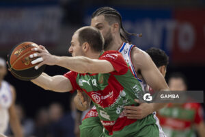 Santiago Vidal, de Aguada. Gastón Semiglia, de Nacional. Liga Uruguaya de Básquetbol. Antel Arena.