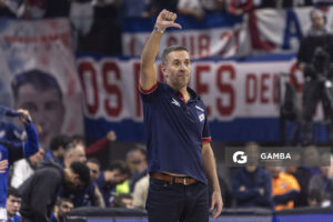 Álvaro Ponce, director técnico de Nacional. Liga Uruguaya de Básquetbol. Antel Arena.